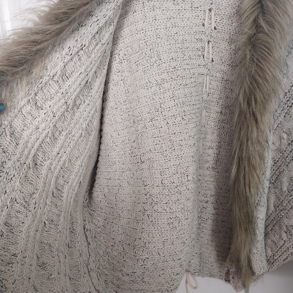 Faux fur trim cableknit cardigan - Picture 3 of 15